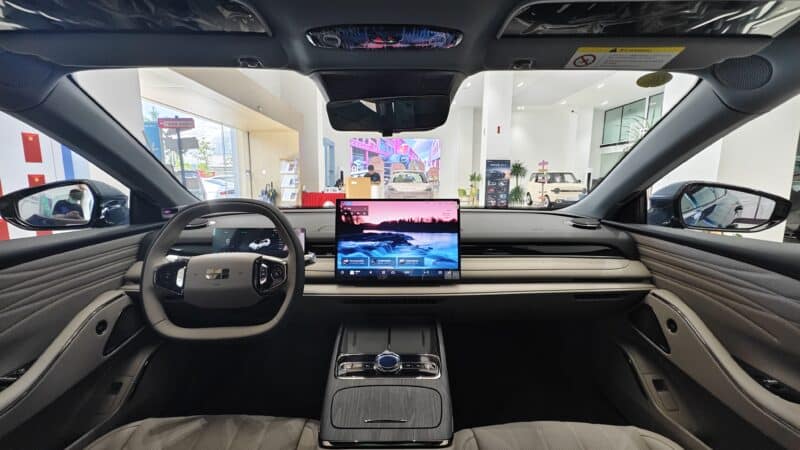 Geely Galaxy Starshine 8: Το υβριδικό sedan που τρομάζει τον ανταγωνισμό με αυτονομία έως 1.600 χλμ.