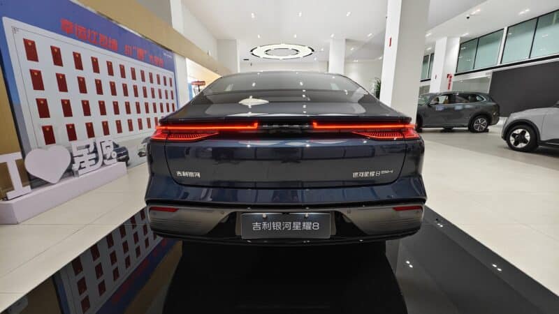 Geely Galaxy Starshine 8: Το υβριδικό sedan που τρομάζει τον ανταγωνισμό με αυτονομία έως 1.600 χλμ.