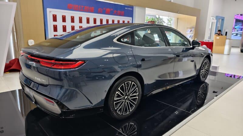 Geely Galaxy Starshine 8: Το υβριδικό sedan που τρομάζει τον ανταγωνισμό με αυτονομία έως 1.600 χλμ.