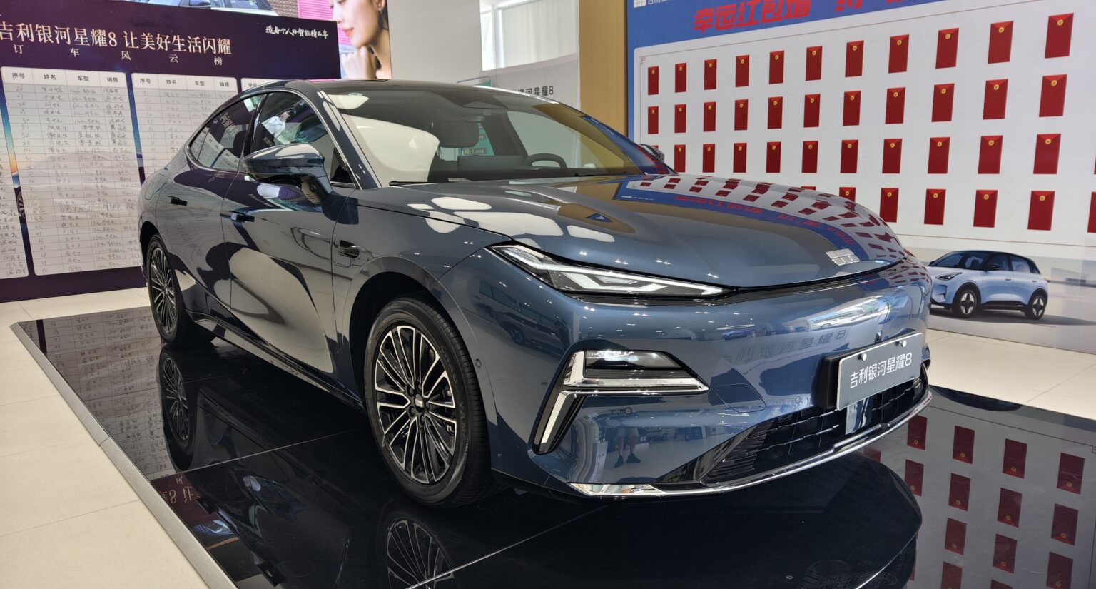 Geely Galaxy Starshine 8: Το υβριδικό sedan που τρομάζει τον ανταγωνισμό με αυτονομία έως 1.600 χλμ.