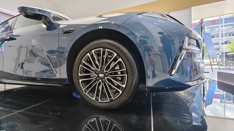 Geely Galaxy Starshine 8: Το υβριδικό sedan που τρομάζει τον ανταγωνισμό με αυτονομία έως 1.600 χλμ.