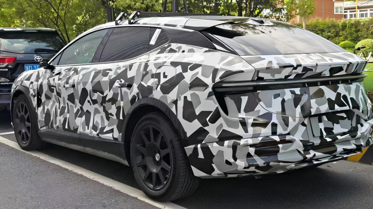 «Έσκασε μύτη» στη Κίνα το νέο PHEV Lotus Eletre με αυτονομία 1.100 χλμ