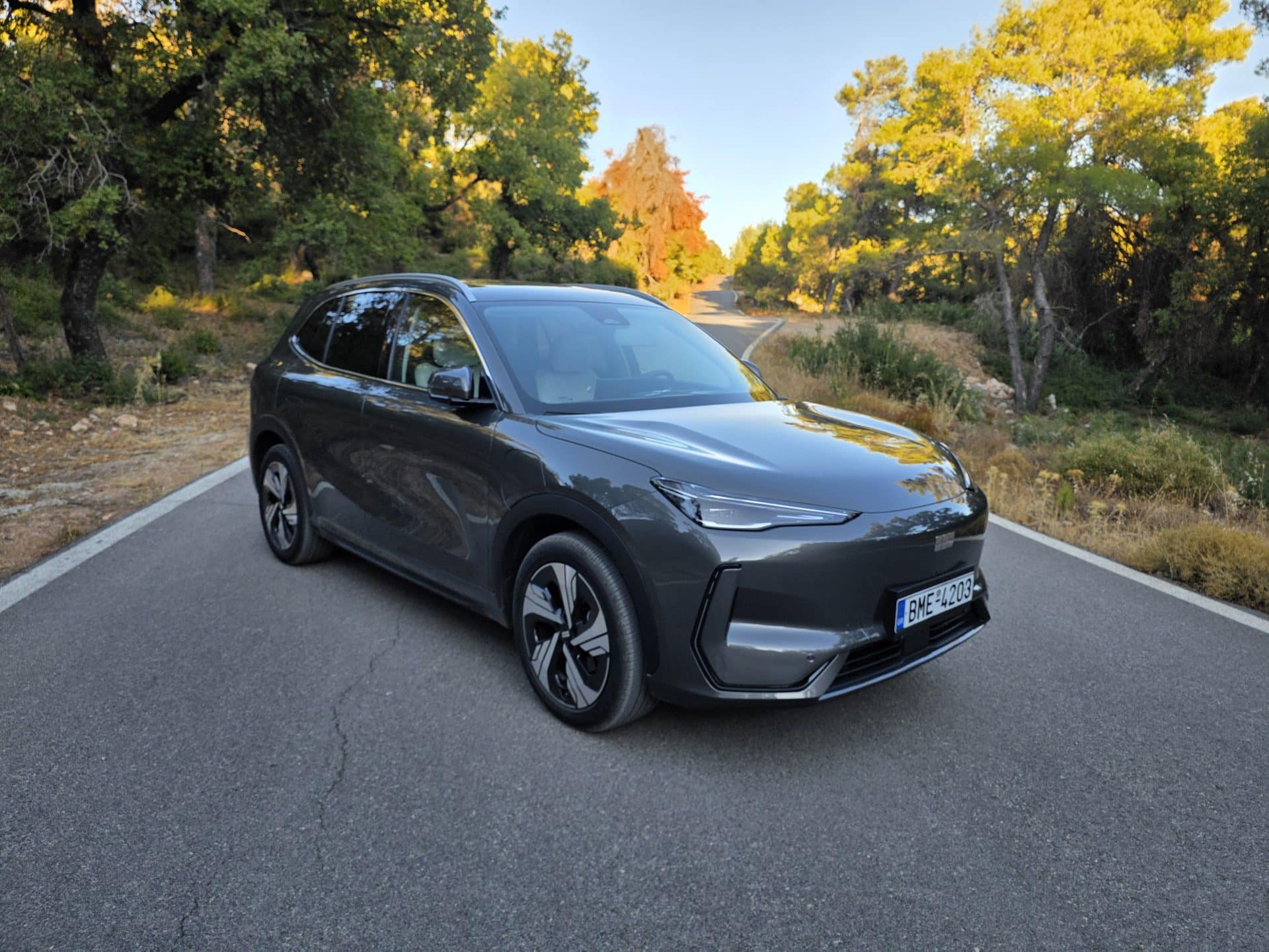 Το Geely EX5 έχει επιβλητική παρουσία, άνεση στην καμπίνα, ισχύ 218 ίππων και μπαταρία 60,2 kWh, προσφέροντας μια ολοκληρωμένη οδηγική εμπειρία εντός και εκτός πόλης.