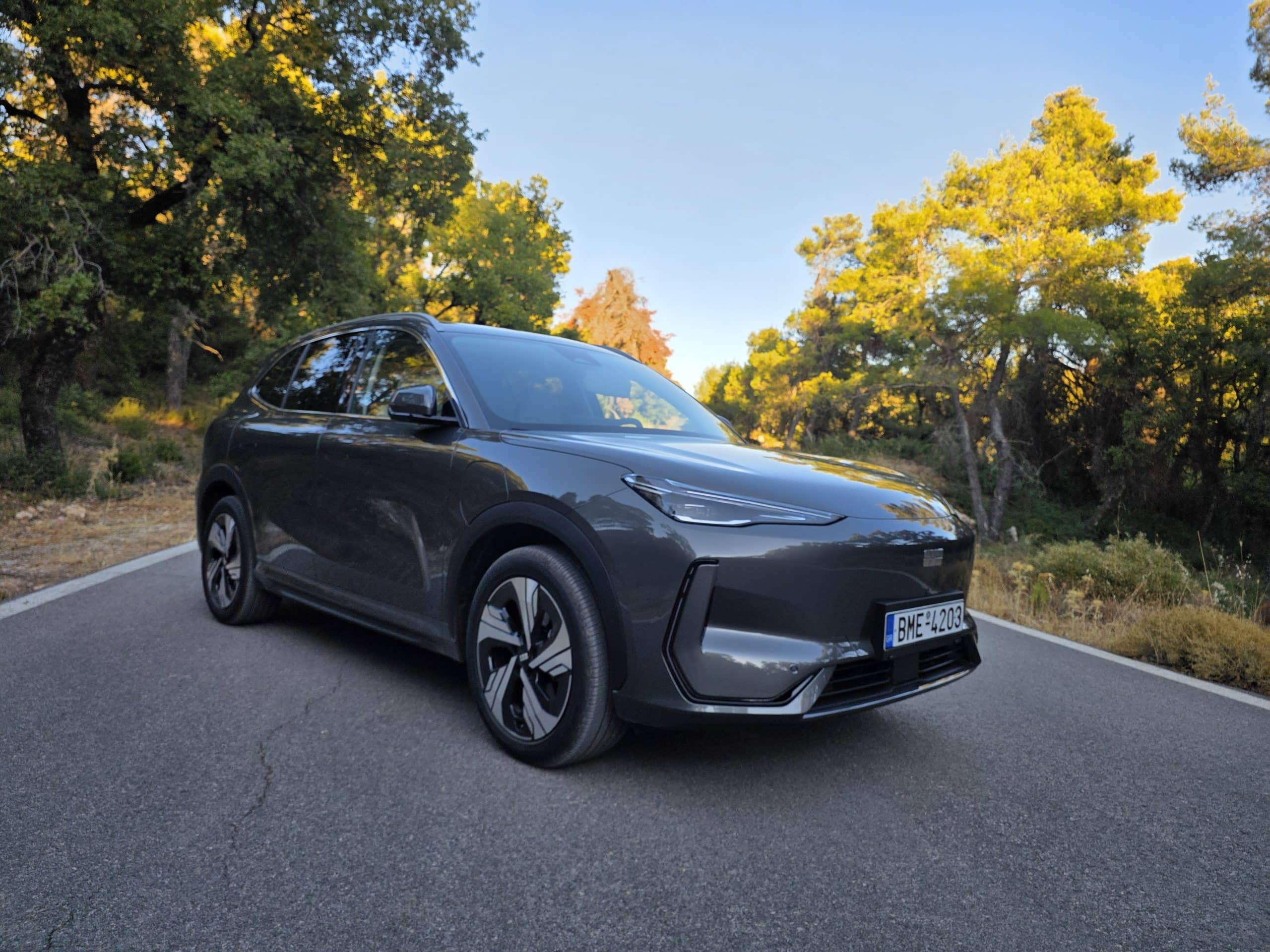 Το Geely EX5 έχει επιβλητική παρουσία, άνεση στην καμπίνα, ισχύ 218 ίππων και μπαταρία 60,2 kWh, προσφέροντας μια ολοκληρωμένη οδηγική εμπειρία εντός και εκτός πόλης.