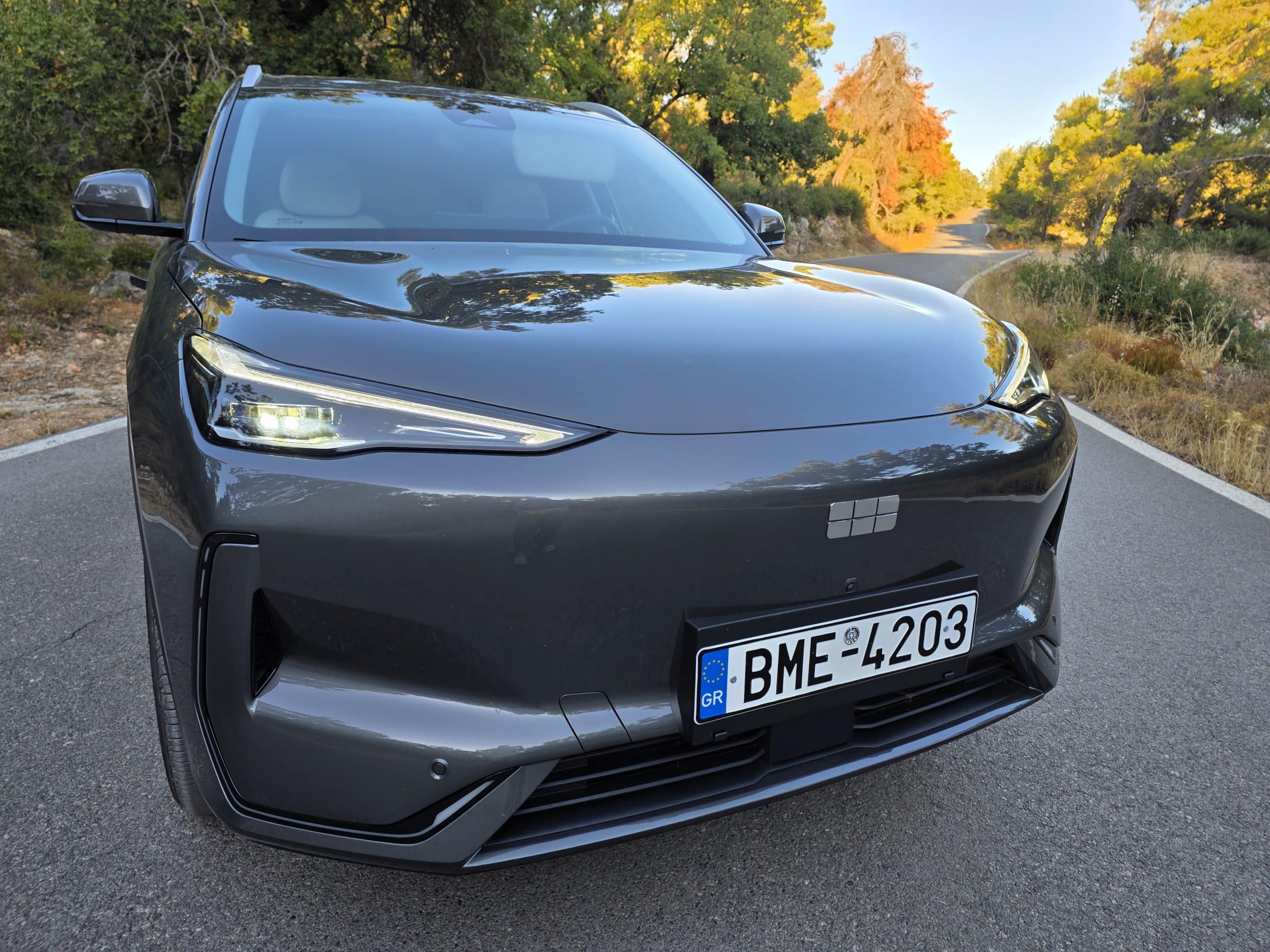 Το Geely EX5 έχει επιβλητική παρουσία, άνεση στην καμπίνα, ισχύ 218 ίππων και μπαταρία 60,2 kWh, προσφέροντας μια ολοκληρωμένη οδηγική εμπειρία εντός και εκτός πόλης.