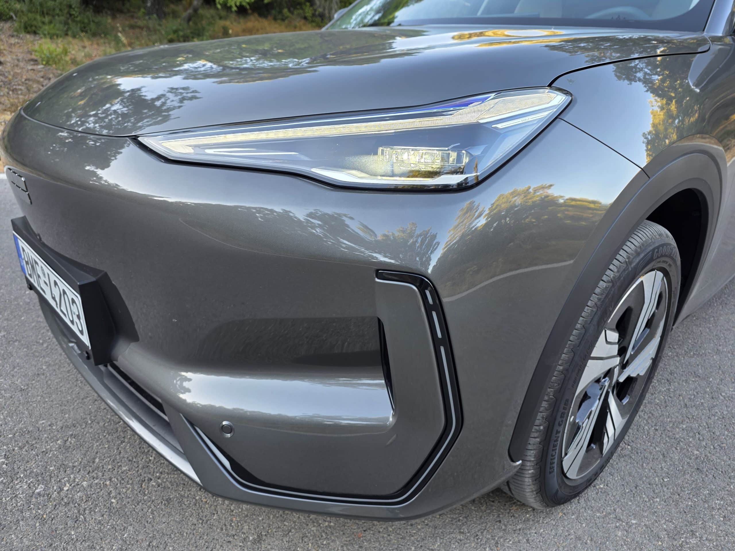 Το Geely EX5 έχει επιβλητική παρουσία, άνεση στην καμπίνα, ισχύ 218 ίππων και μπαταρία 60,2 kWh, προσφέροντας μια ολοκληρωμένη οδηγική εμπειρία εντός και εκτός πόλης.