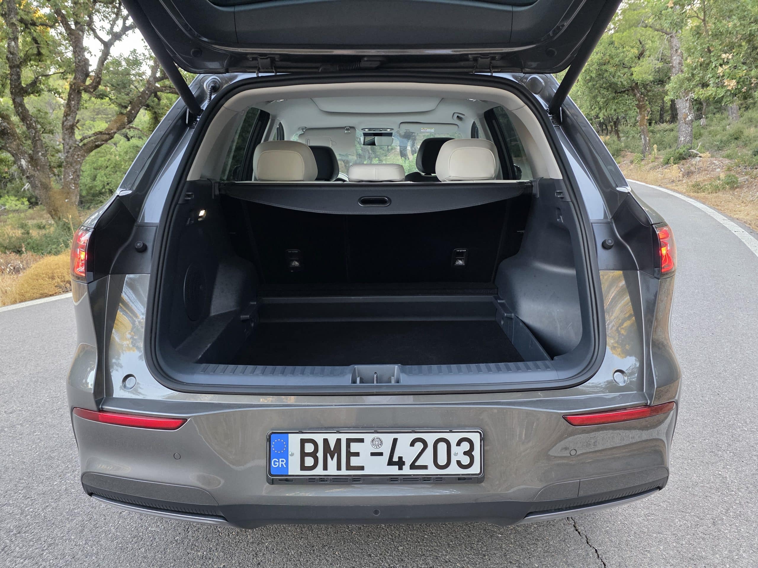 Το Geely EX5 έχει επιβλητική παρουσία, άνεση στην καμπίνα, ισχύ 218 ίππων και μπαταρία 60,2 kWh, προσφέροντας μια ολοκληρωμένη οδηγική εμπειρία εντός και εκτός πόλης.