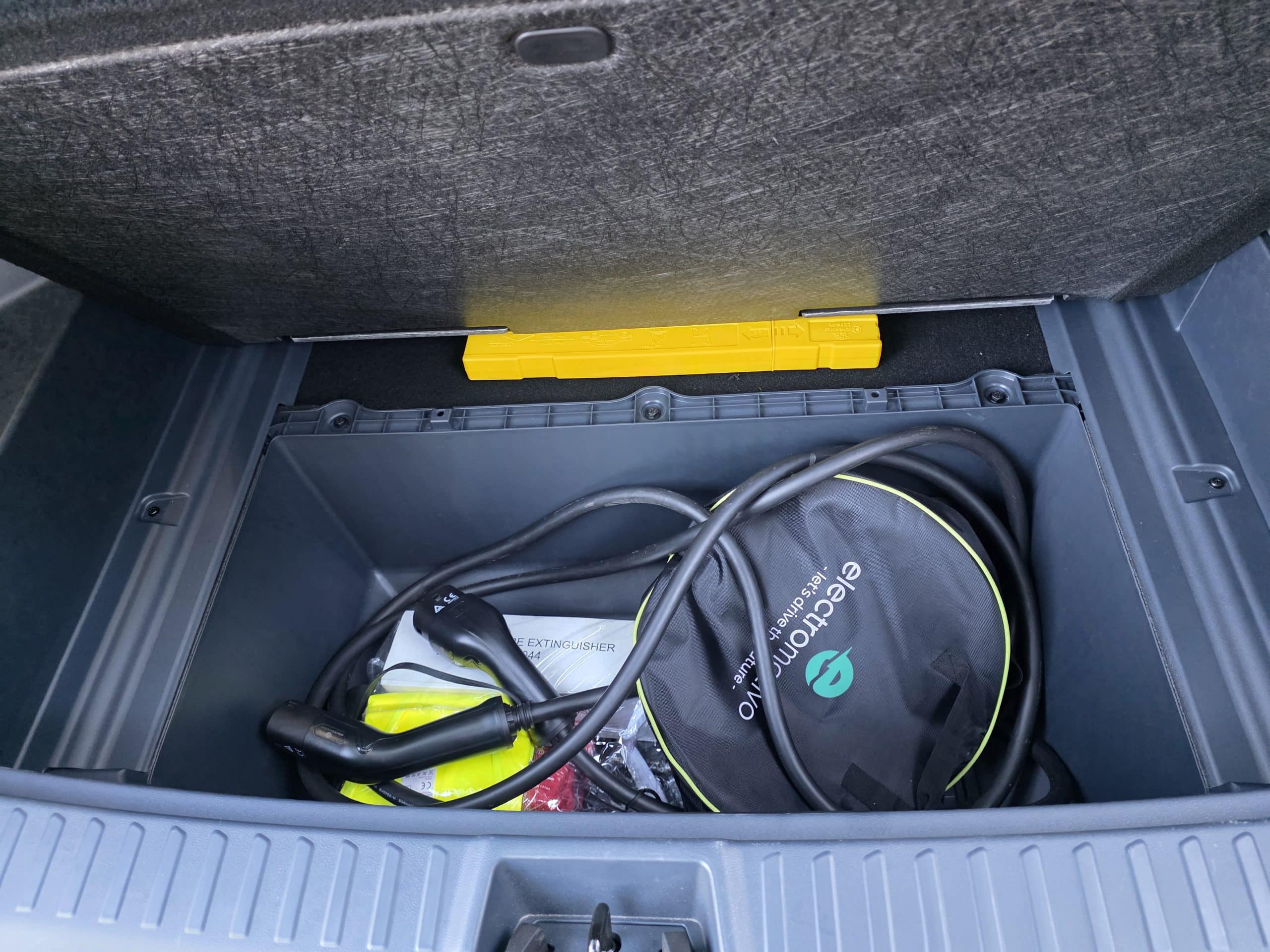 Το Geely EX5 έχει επιβλητική παρουσία, άνεση στην καμπίνα, ισχύ 218 ίππων και μπαταρία 60,2 kWh, προσφέροντας μια ολοκληρωμένη οδηγική εμπειρία εντός και εκτός πόλης.