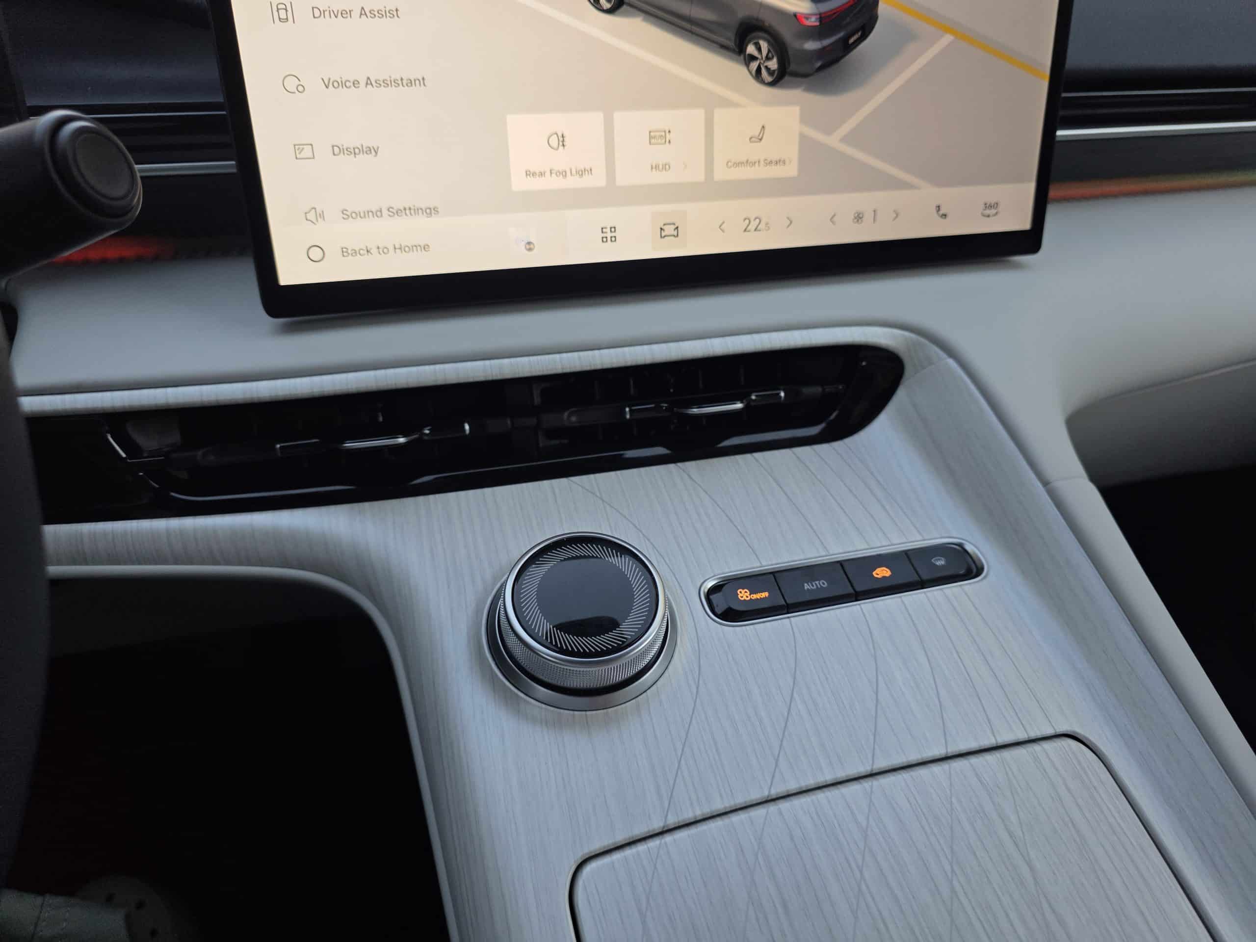 Το Geely EX5 έχει επιβλητική παρουσία, άνεση στην καμπίνα, ισχύ 218 ίππων και μπαταρία 60,2 kWh, προσφέροντας μια ολοκληρωμένη οδηγική εμπειρία εντός και εκτός πόλης.