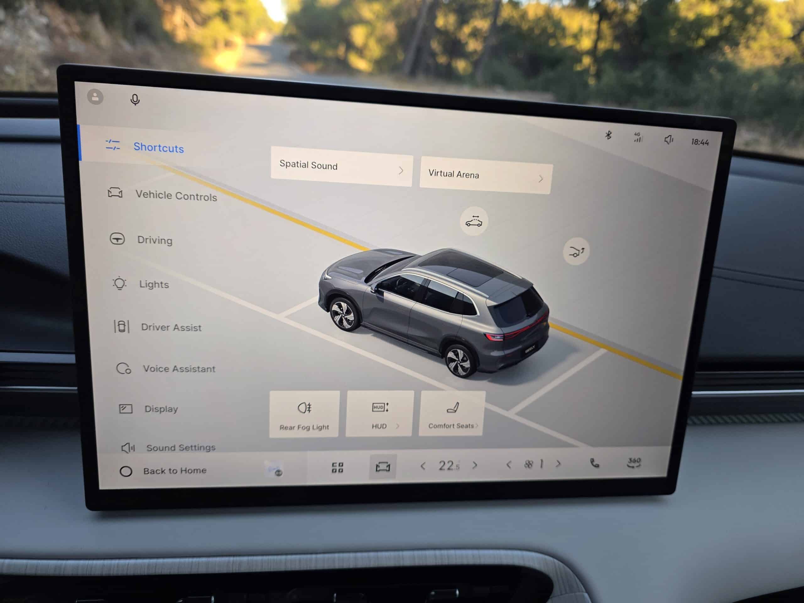 Το Geely EX5 έχει επιβλητική παρουσία, άνεση στην καμπίνα, ισχύ 218 ίππων και μπαταρία 60,2 kWh, προσφέροντας μια ολοκληρωμένη οδηγική εμπειρία εντός και εκτός πόλης.