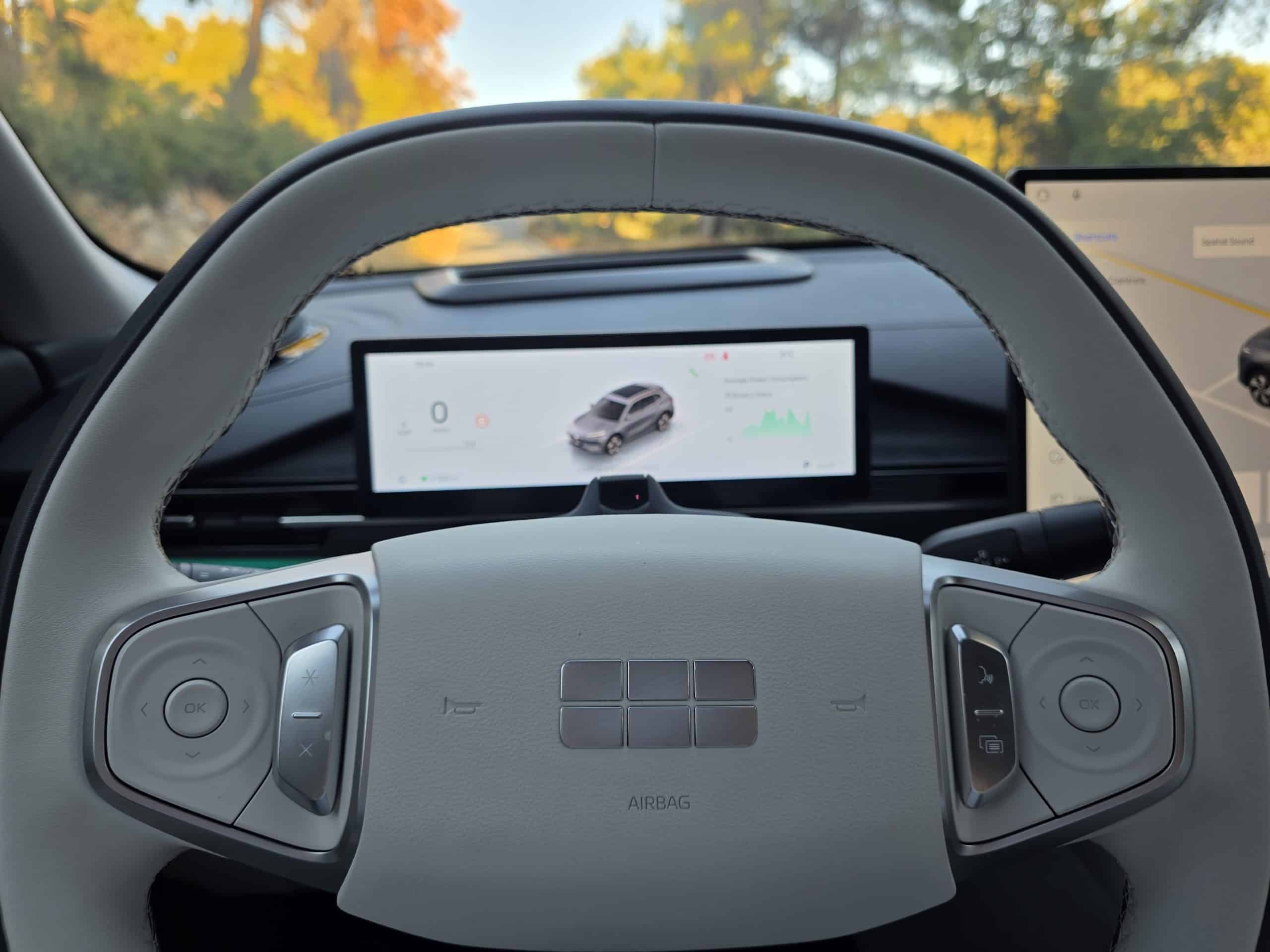 Το Geely EX5 έχει επιβλητική παρουσία, άνεση στην καμπίνα, ισχύ 218 ίππων και μπαταρία 60,2 kWh, προσφέροντας μια ολοκληρωμένη οδηγική εμπειρία εντός και εκτός πόλης.