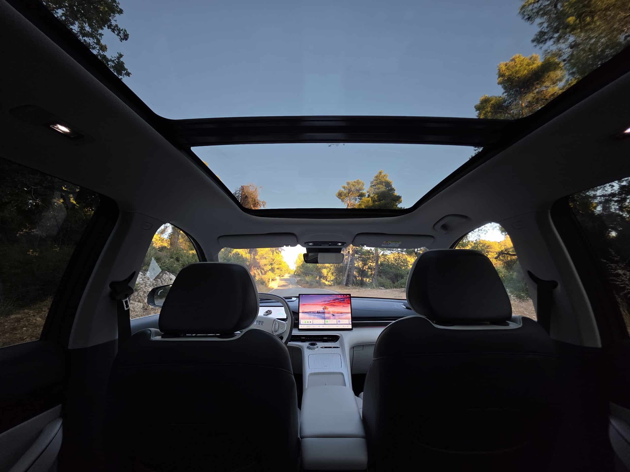 Το Geely EX5 έχει επιβλητική παρουσία, άνεση στην καμπίνα, ισχύ 218 ίππων και μπαταρία 60,2 kWh, προσφέροντας μια ολοκληρωμένη οδηγική εμπειρία εντός και εκτός πόλης.