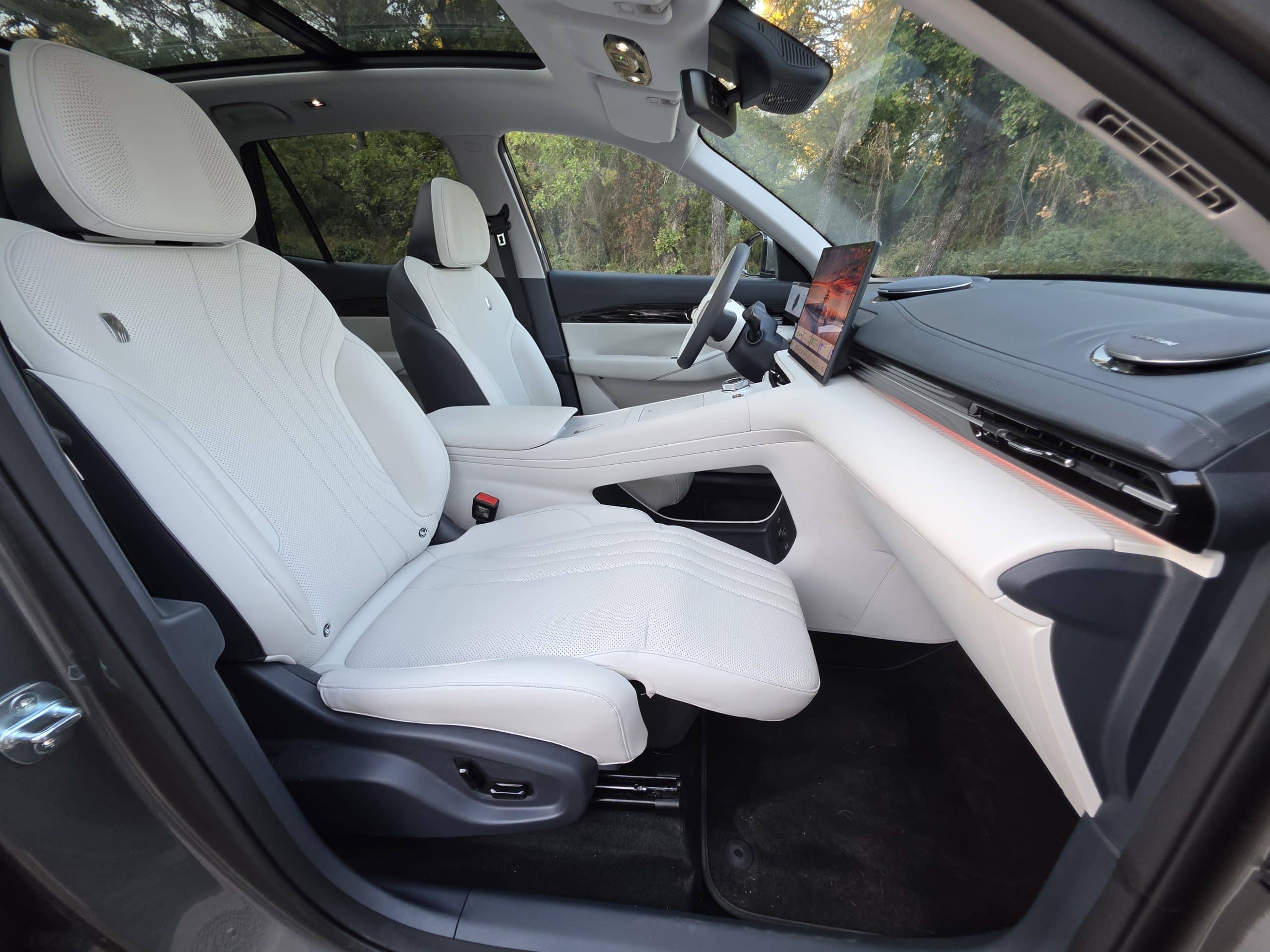 Το Geely EX5 έχει επιβλητική παρουσία, άνεση στην καμπίνα, ισχύ 218 ίππων και μπαταρία 60,2 kWh, προσφέροντας μια ολοκληρωμένη οδηγική εμπειρία εντός και εκτός πόλης.