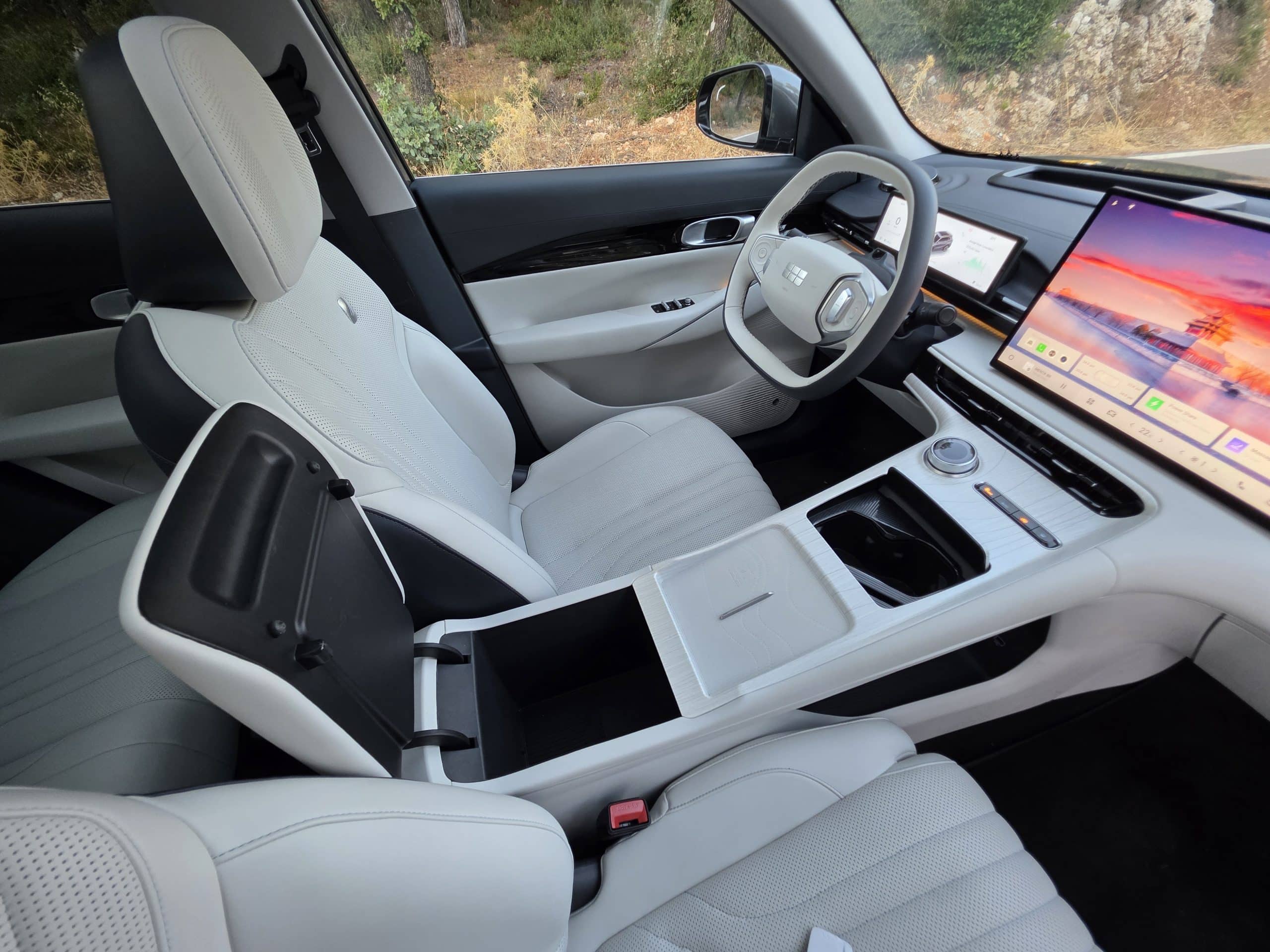 Το Geely EX5 έχει επιβλητική παρουσία, άνεση στην καμπίνα, ισχύ 218 ίππων και μπαταρία 60,2 kWh, προσφέροντας μια ολοκληρωμένη οδηγική εμπειρία εντός και εκτός πόλης.