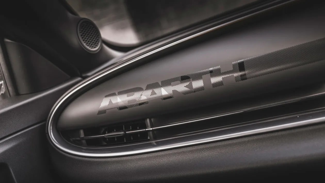 Το πιο δυνατό Abarth όλων των εποχών μπαίνει στη πρίζα!