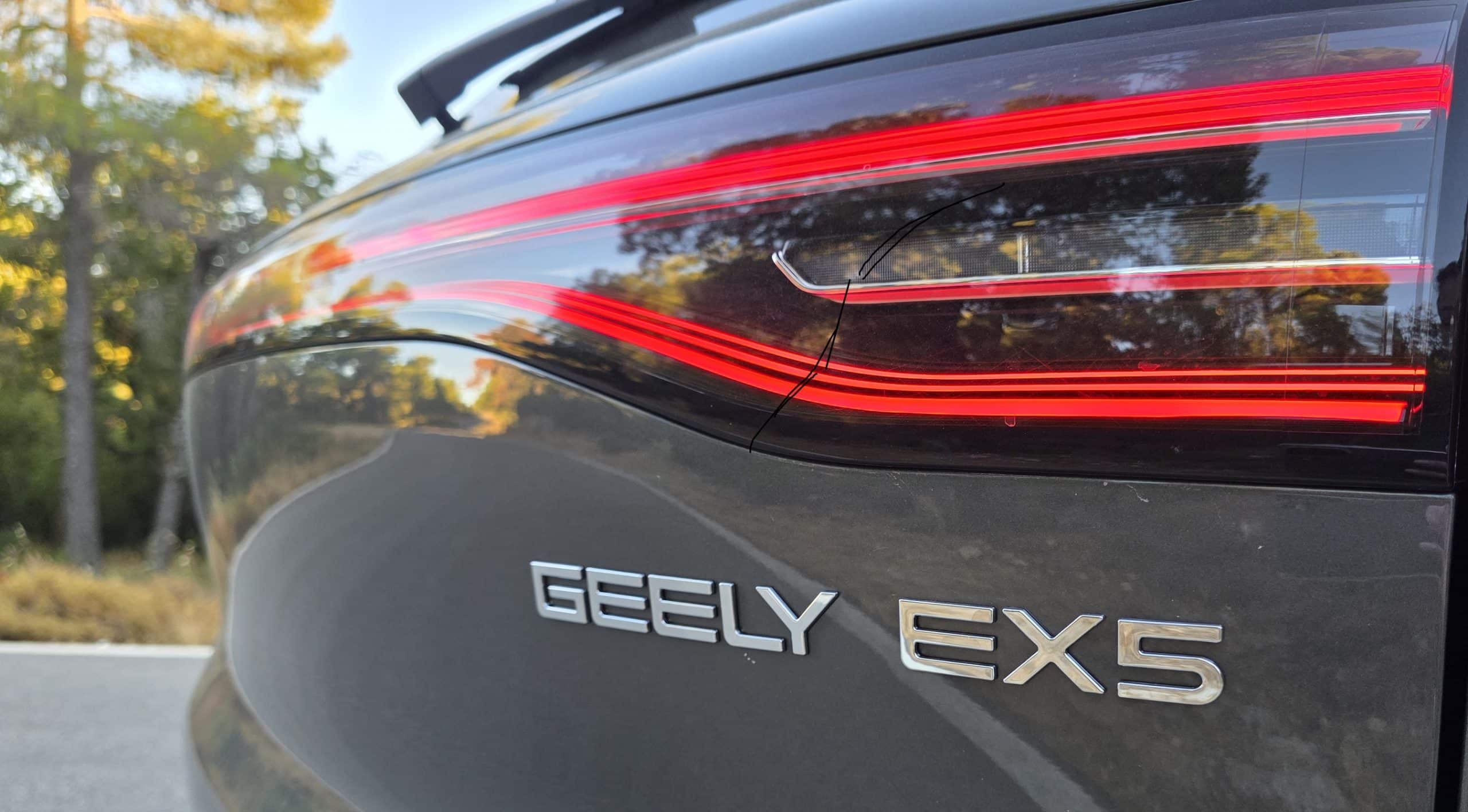 Το Geely EX5 έχει επιβλητική παρουσία, άνεση στην καμπίνα, ισχύ 218 ίππων και μπαταρία 60,2 kWh, προσφέροντας μια ολοκληρωμένη οδηγική εμπειρία εντός και εκτός πόλης.