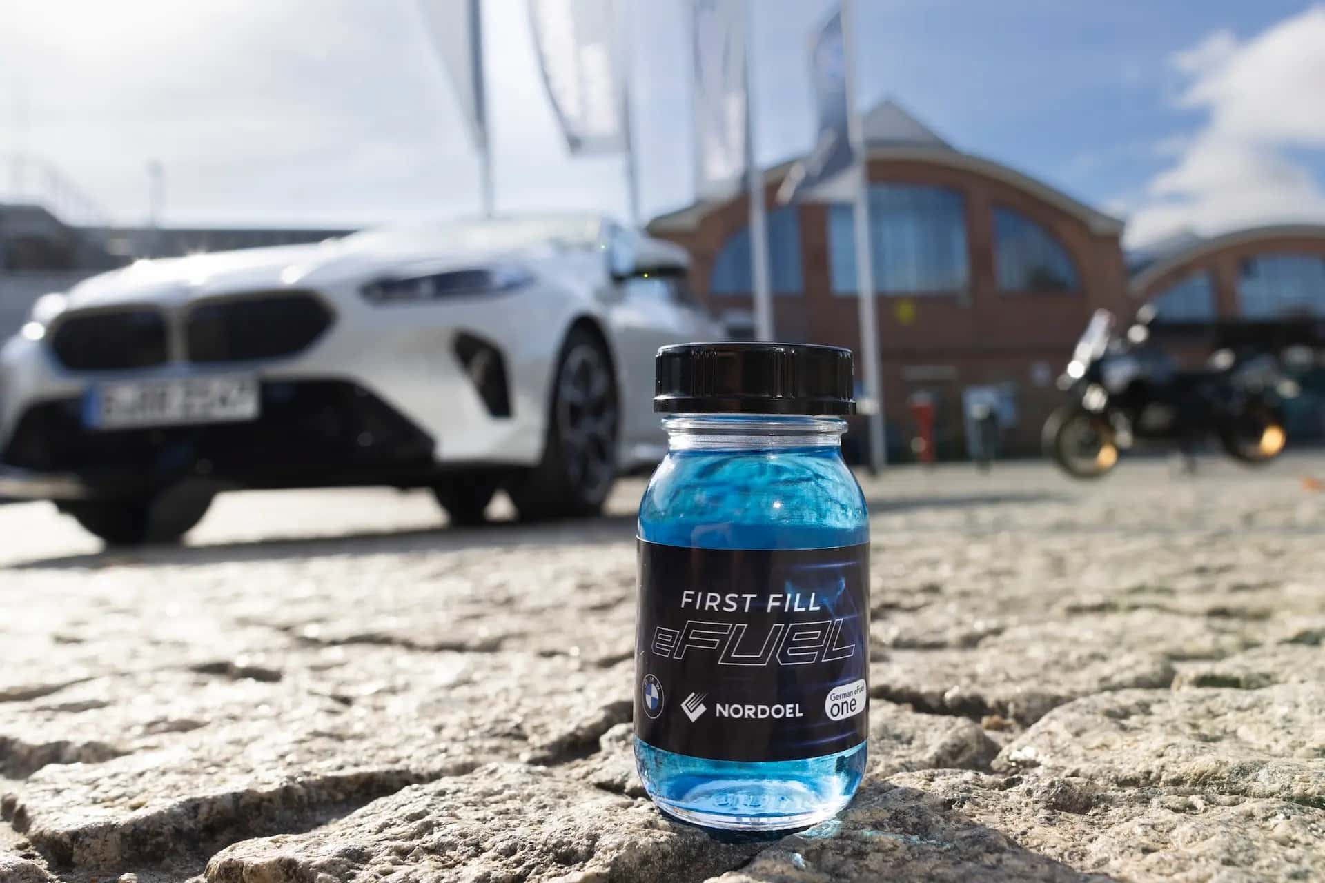 Η BMW προωθεί τα ηλεκτρονικά καύσιμα, όμως οι ειδικοί φωνάζουν: «Μην τα βάλετε στα Ι.Χ.»