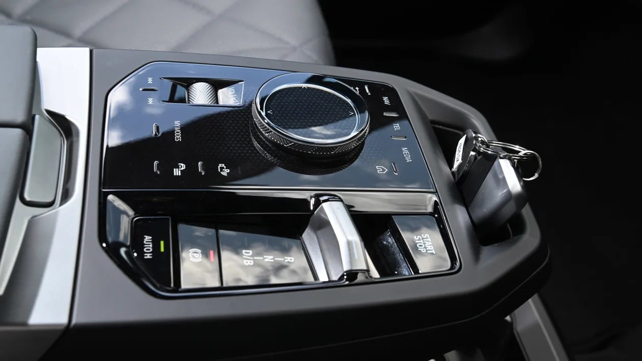 BMW iX 2025: Το ηλεκτρικό «θηρίο» που ανεβάζει τον πήχη στα ηλεκτρικά SUV