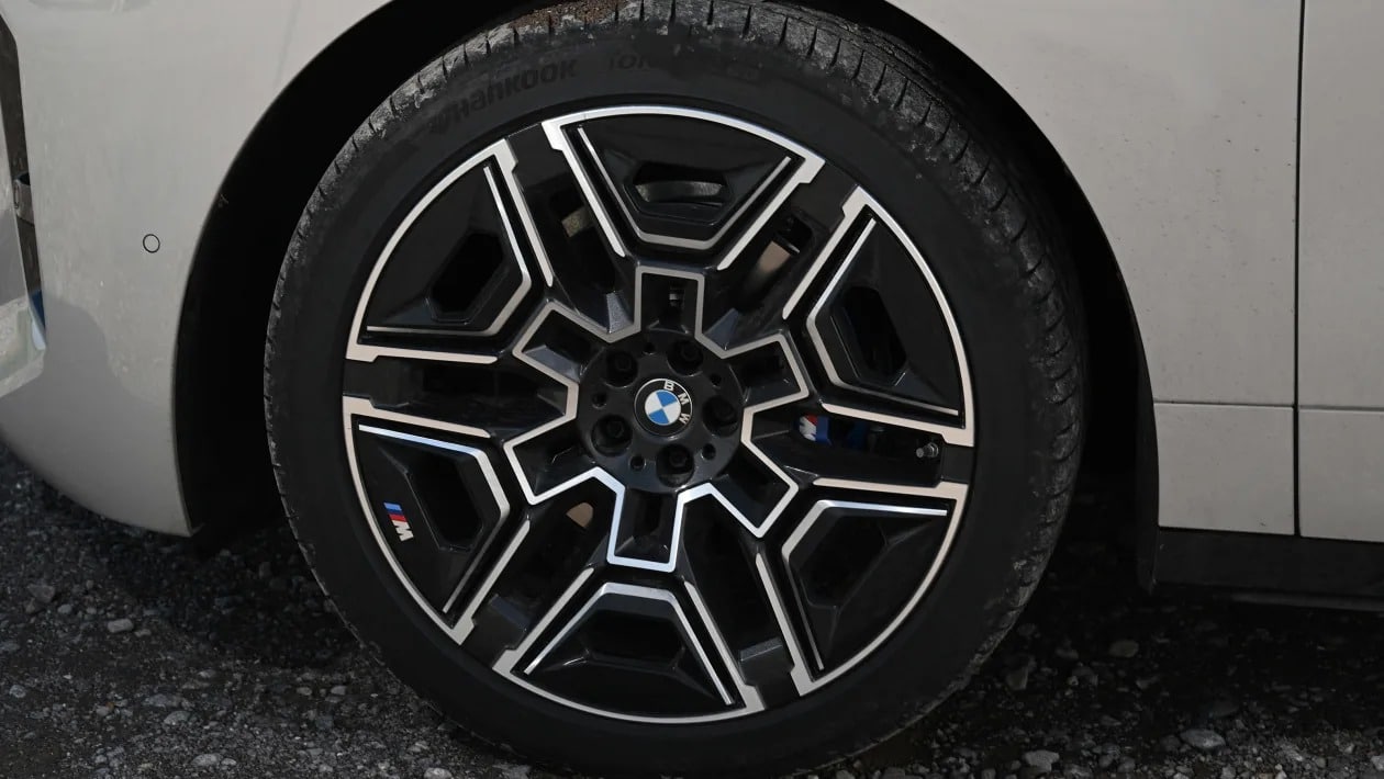 BMW iX 2025: Το ηλεκτρικό «θηρίο» που ανεβάζει τον πήχη στα ηλεκτρικά SUV