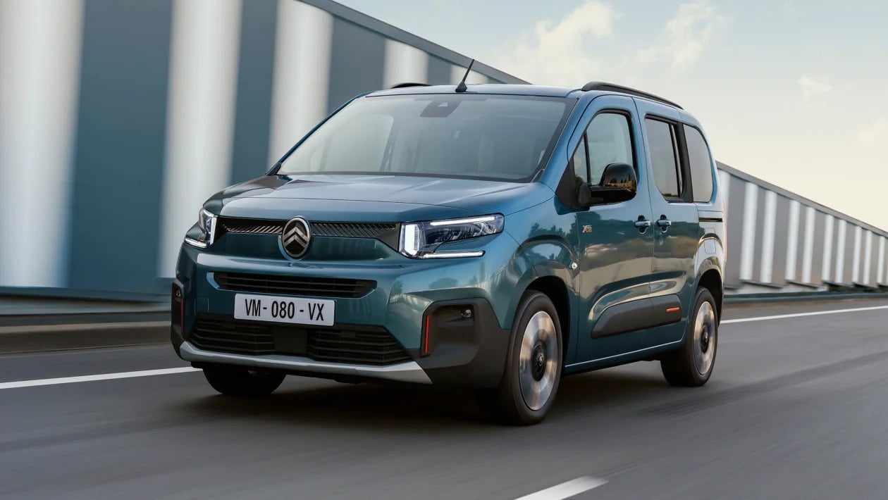 Το Citroen Berlingo μπορεί στην πραγματικότητα να είναι ένα βαν που έχει μετατραπεί σε MPV, αλλά η μάρκα εφαρμόζει αυτό το κόλπο εδώ και καιρό και ως εκ τούτου αυτό το επταθέσιο είναι πραγματικά ελκυστικό. Το μεγάλο πλεονέκτημα του να βασίζεται κανείς σε ένα πραγματικό βαν είναι ότι τα βαν τείνουν να είναι αρκετά πρακτικά και πρακτικά, και αυτό ισχύει κυρίως για την έκδοση για επιβάτες. Τα μεγάλα παράθυρα σημαίνουν ότι η ορατότητα είναι τεράστια, η μεσαία σειρά είναι αρκετά φαρδιά για τρία ξεχωριστά καθίσματα (και η πρόσβαση γίνεται μέσω συρόμενων θυρών), ο χώρος αποσκευών είναι τεράστιος σε ένα πενταθέσιο (1.050 λίτρα) και τα καθίσματα της τρίτης σειράς έχουν επίσης αξιοπρεπές μέγεθος (και είναι πλήρως αφαιρούμενα).