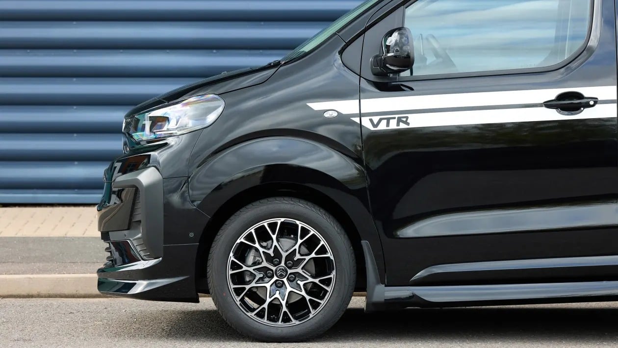 Με 180 ίππους και εμφάνιση αγωνιστικού – Το βαν Dispatch VTR είναι σκέτη πρόκληση!