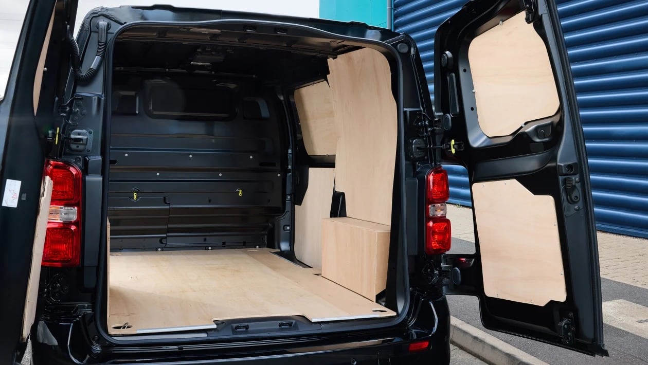 Με 180 ίππους και εμφάνιση αγωνιστικού – Το βαν Dispatch VTR είναι σκέτη πρόκληση!