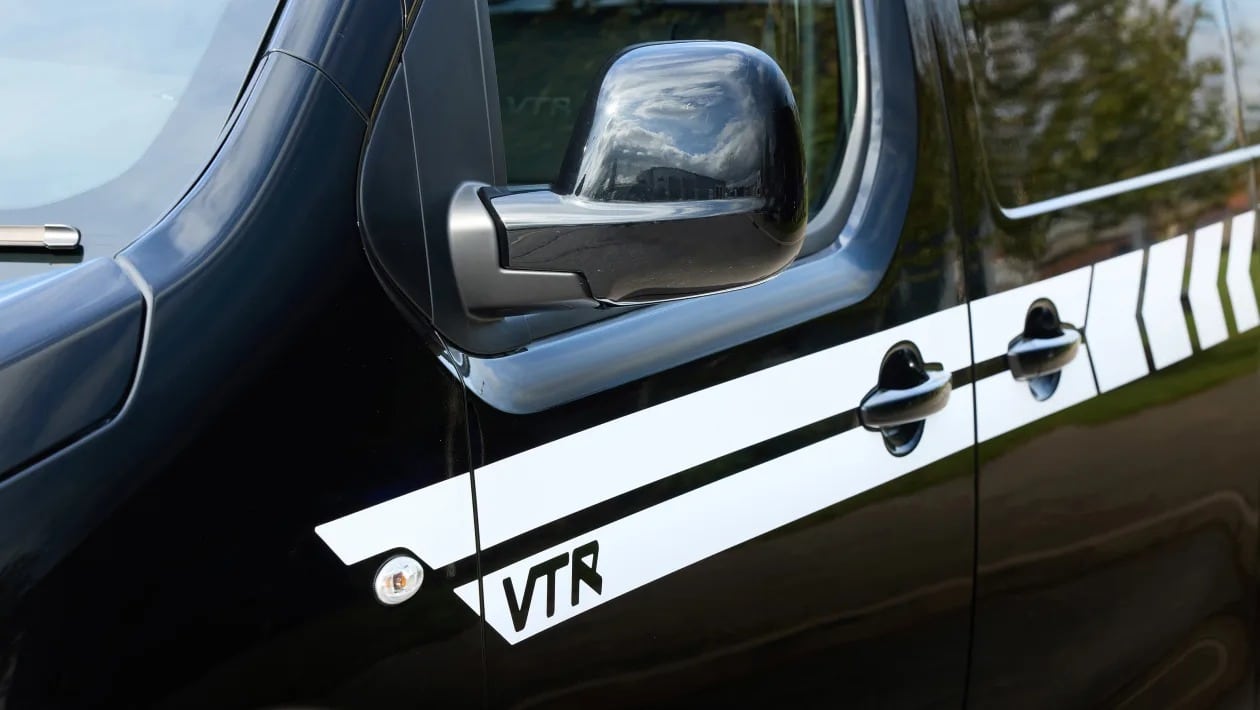 Με 180 ίππους και εμφάνιση αγωνιστικού – Το βαν Dispatch VTR είναι σκέτη πρόκληση!