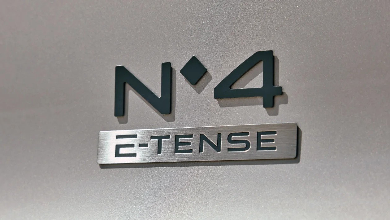 DS No.4 E-Tense 2025: Ξεχάστε τα σπορτίφ, αυτό το hatchback είναι η απόλυτη άνεση
