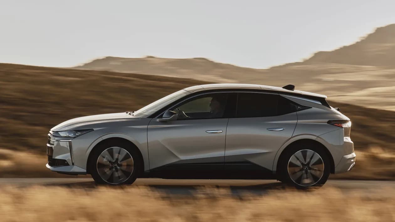 DS No.4 E-Tense 2025: Ξεχάστε τα σπορτίφ, αυτό το hatchback είναι η απόλυτη άνεση