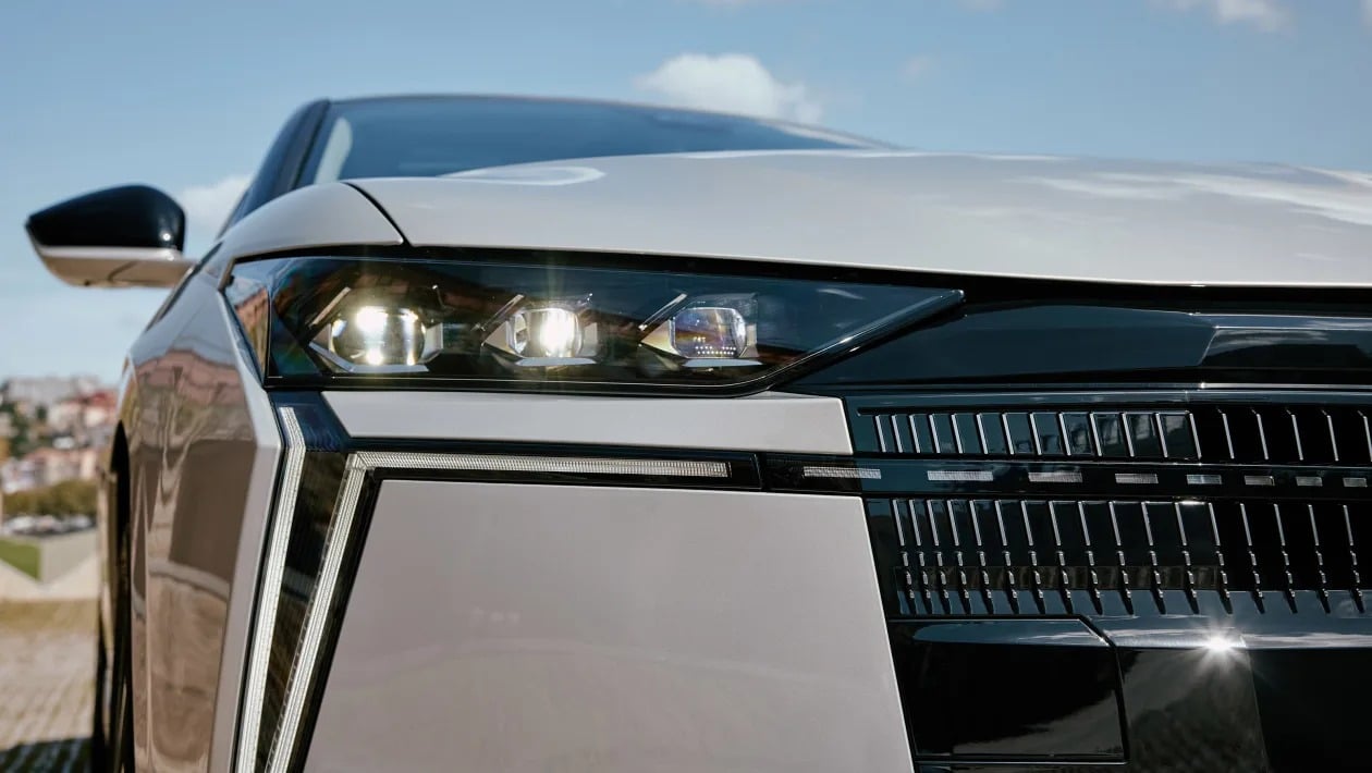 DS No.4 E-Tense 2025: Ξεχάστε τα σπορτίφ, αυτό το hatchback είναι η απόλυτη άνεση