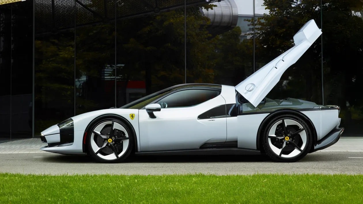 Η επιστροφή του θρύλου - Η νέα SC40 φέρνει ξανά στη ζωή τη Ferrari F40 με υβριδική καρδιά