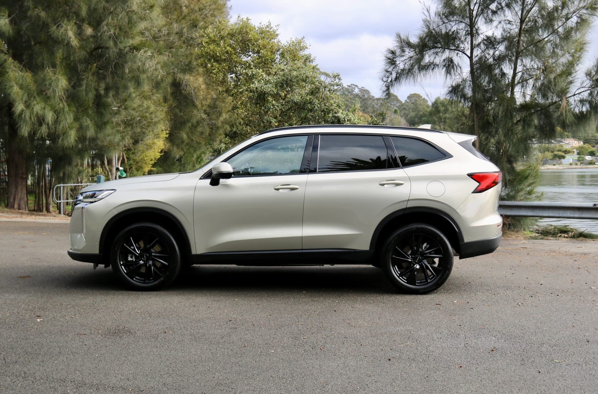 Τα 12 καλύτερα μεσαία υβριδικά SUV του 2025