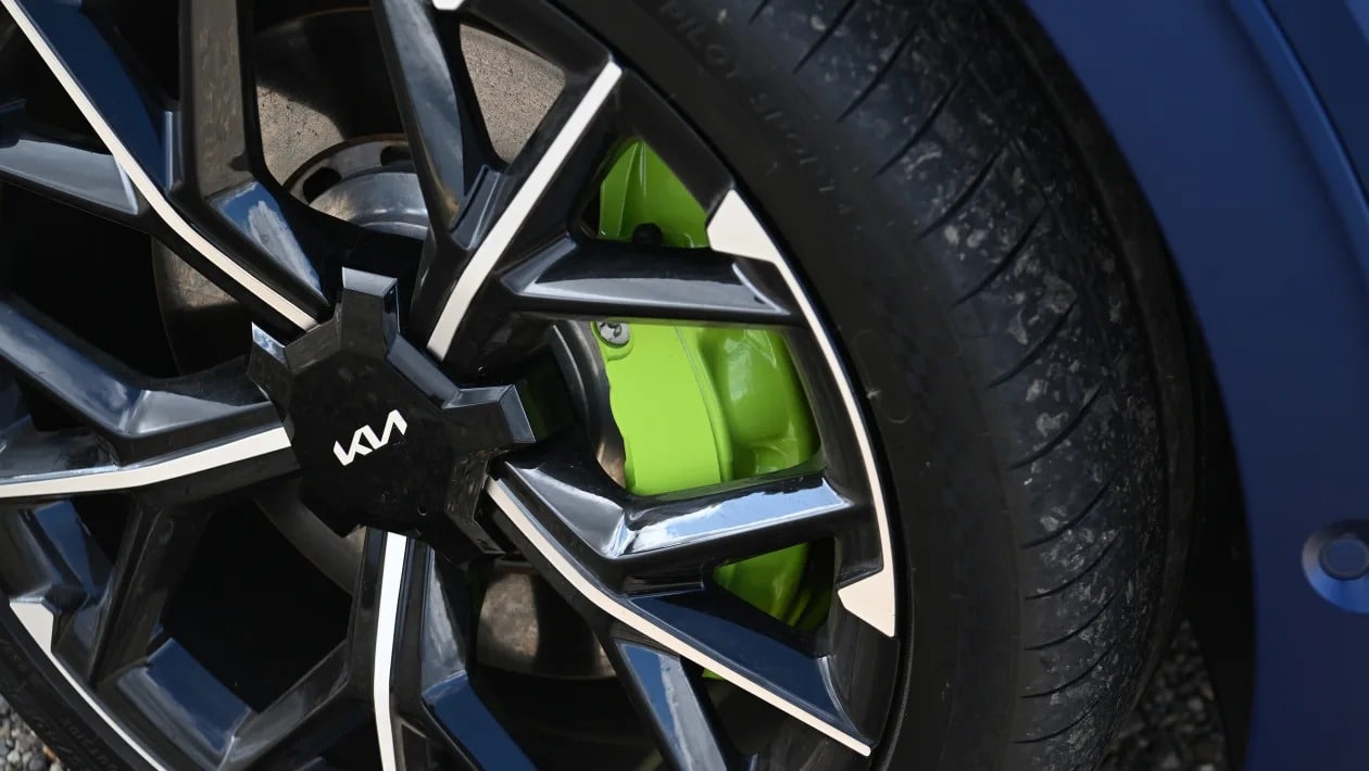 Polestar 4 vs Kia EV6 GT: Ποιο κερδίζει στο ηλεκτρικό ντέρμπι ;