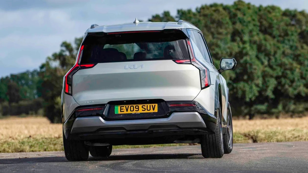 Το Kia EV9 είναι ό,τι πιο κοντά σε «ηλεκτρικό θηρίο» έχουμε δει και το αποδεικνύει!