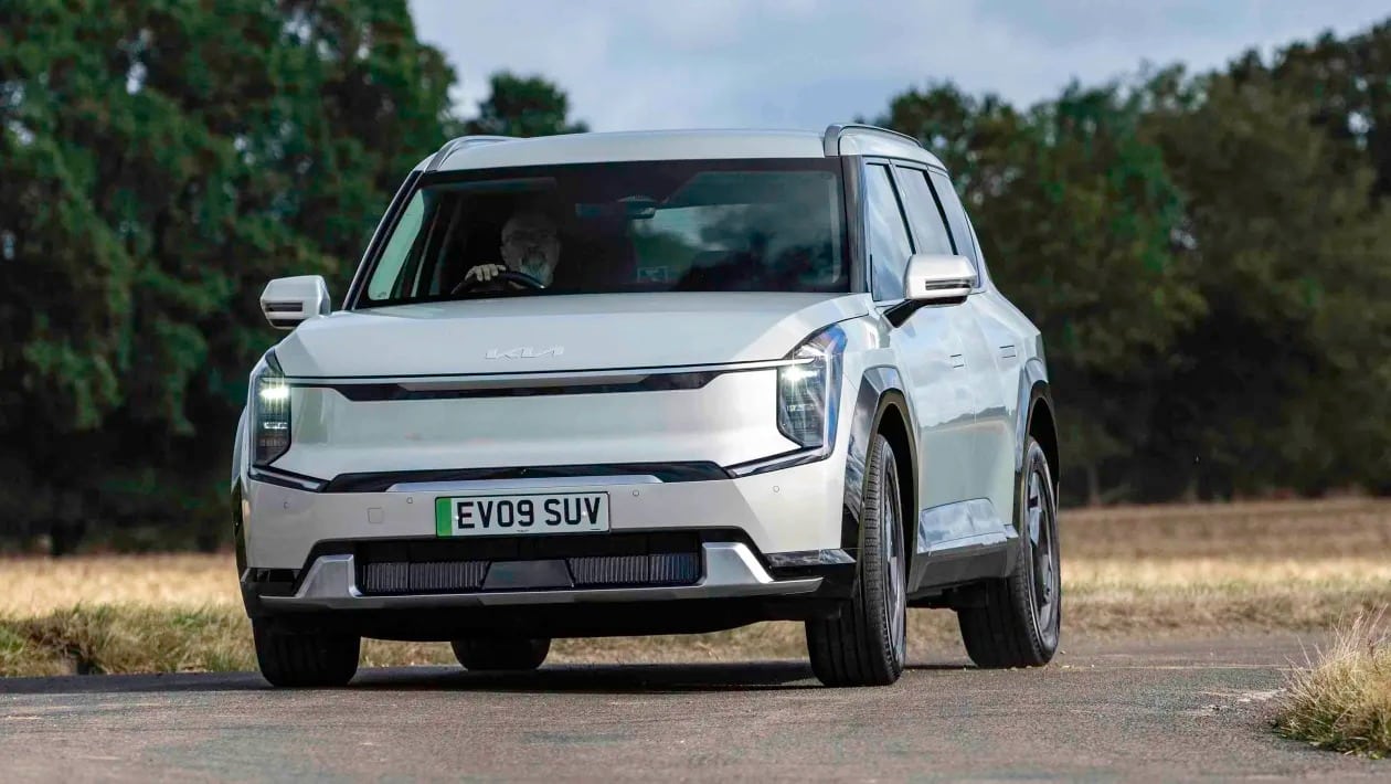 Το Kia EV9 είναι ό,τι πιο κοντά σε «ηλεκτρικό θηρίο» έχουμε δει και το αποδεικνύει!