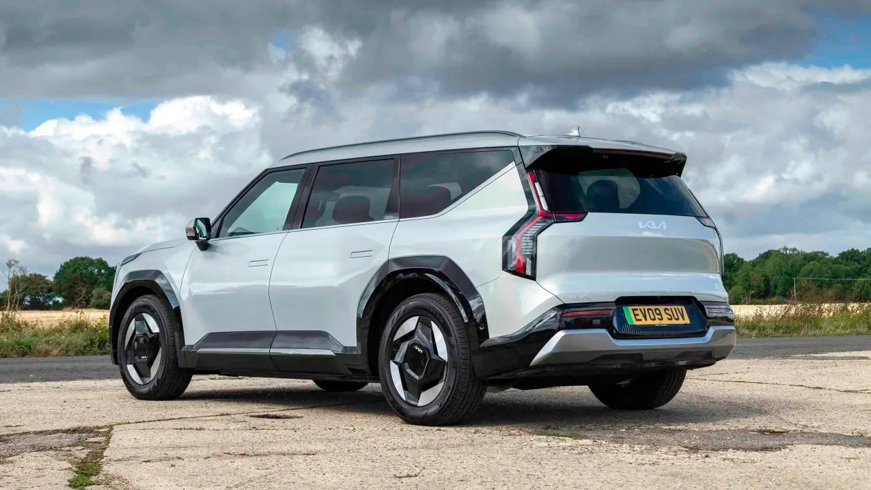 Το Kia EV9 είναι ό,τι πιο κοντά σε «ηλεκτρικό θηρίο» έχουμε δει και το αποδεικνύει!