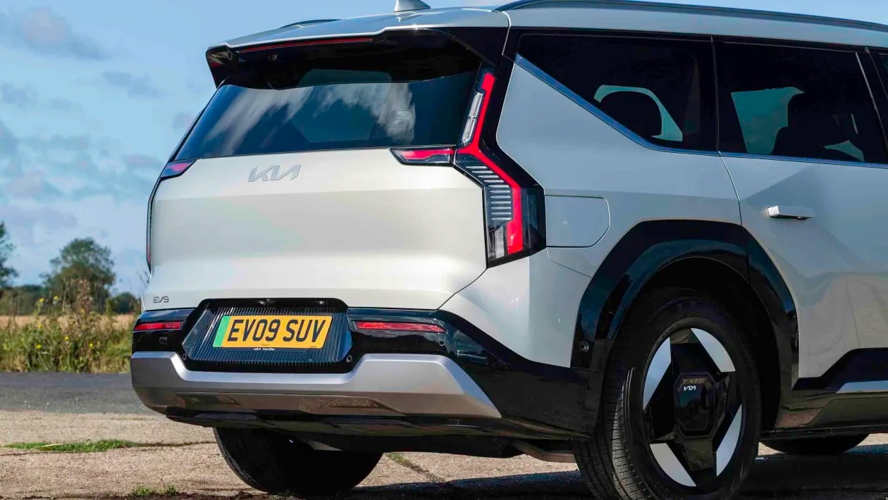 Το Kia EV9 είναι ό,τι πιο κοντά σε «ηλεκτρικό θηρίο» έχουμε δει και το αποδεικνύει!