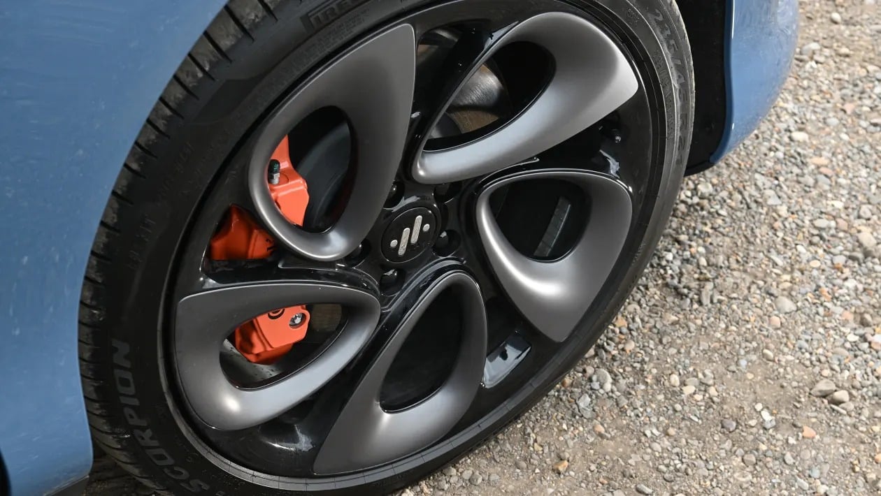 esla Model Y vs MG IM6 : Ποιο ηλεκτρικό SUV κερδίζει;