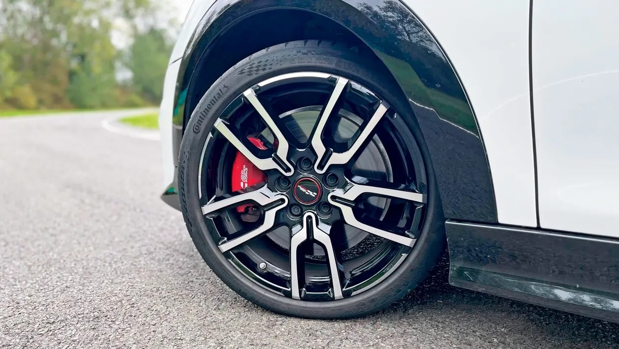 MINI John Cooper Works: Το πιο «άγριο» μικρό που κάνει κάθε στροφή να μοιάζει με πίστα!