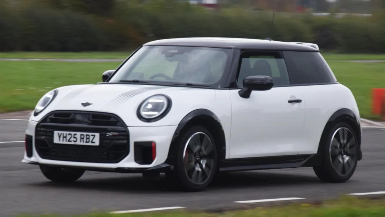 MINI John Cooper Works: Το πιο «άγριο» μικρό που κάνει κάθε στροφή να μοιάζει με πίστα!