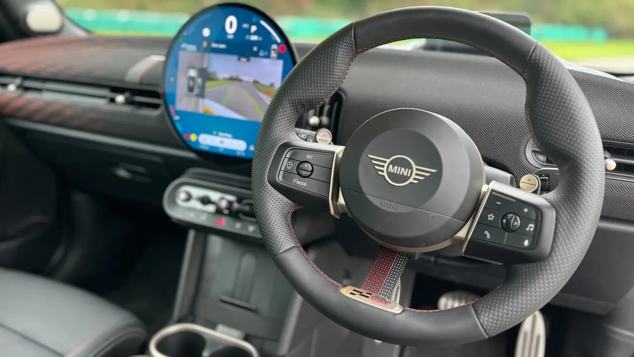 MINI John Cooper Works: Το πιο «άγριο» μικρό που κάνει κάθε στροφή να μοιάζει με πίστα!