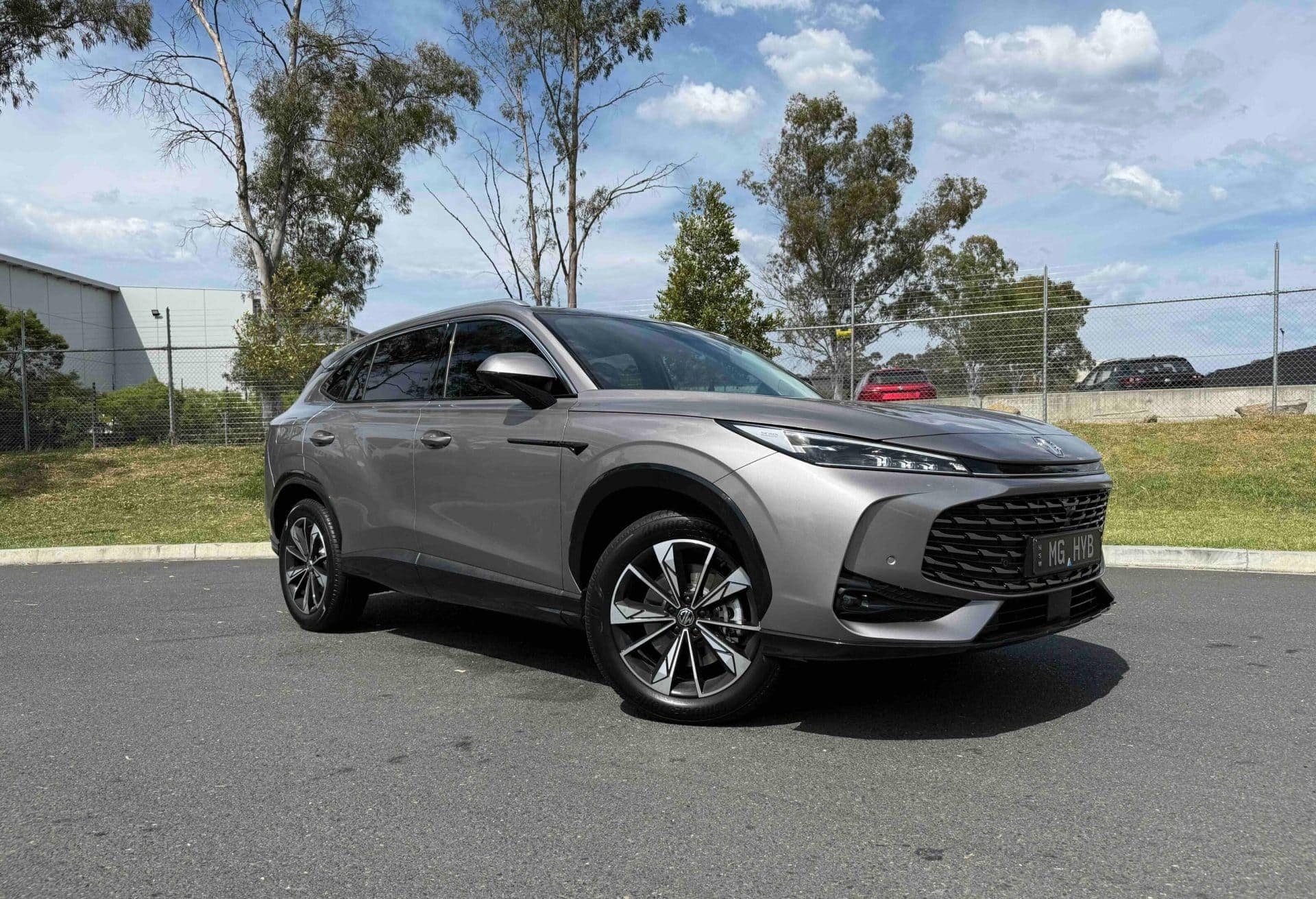 MG HS Hybrid+ 2026: Το SUV που καίει σαν μοτοποδήλατο και οδηγεί σαν Premium!