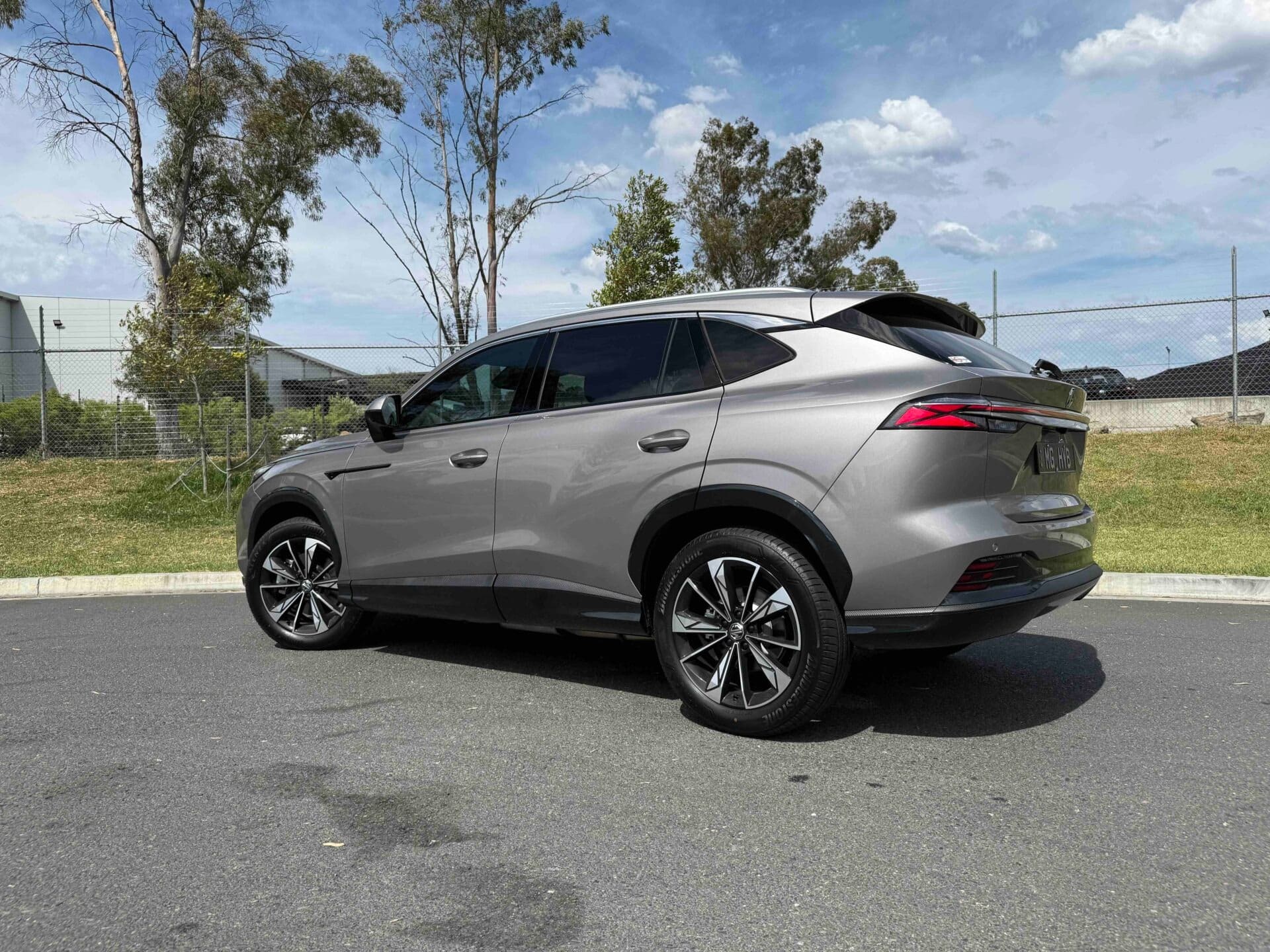 MG HS Hybrid+ 2026: Το SUV που καίει σαν μοτοποδήλατο και οδηγεί σαν Premium!