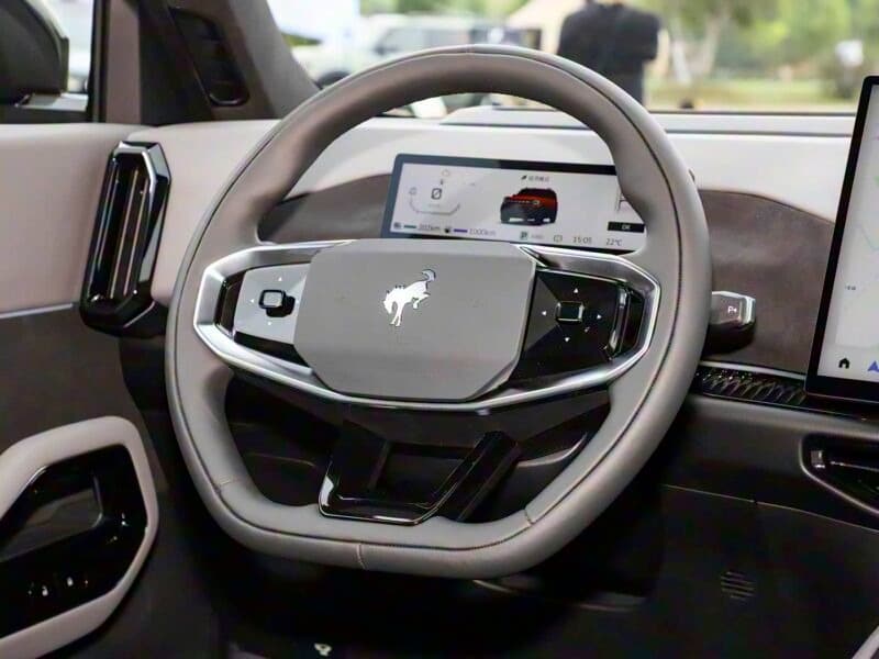 Το νέο κινεζικό Ford Bronco, μετατρέπεται με ένα κουμπί σε... τροχόσπιτο!