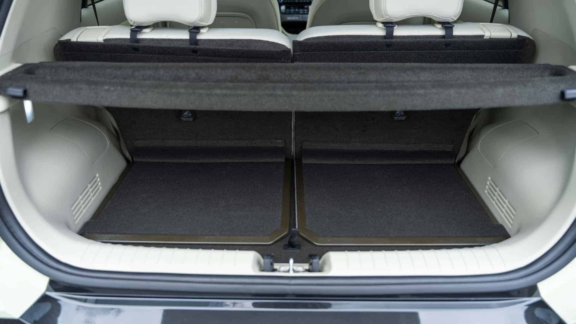 Hyundai Inster: Το μικρό ηλεκτρικό που σε κάνει να χαμογελάς ακόμα και στις... Άλπεις