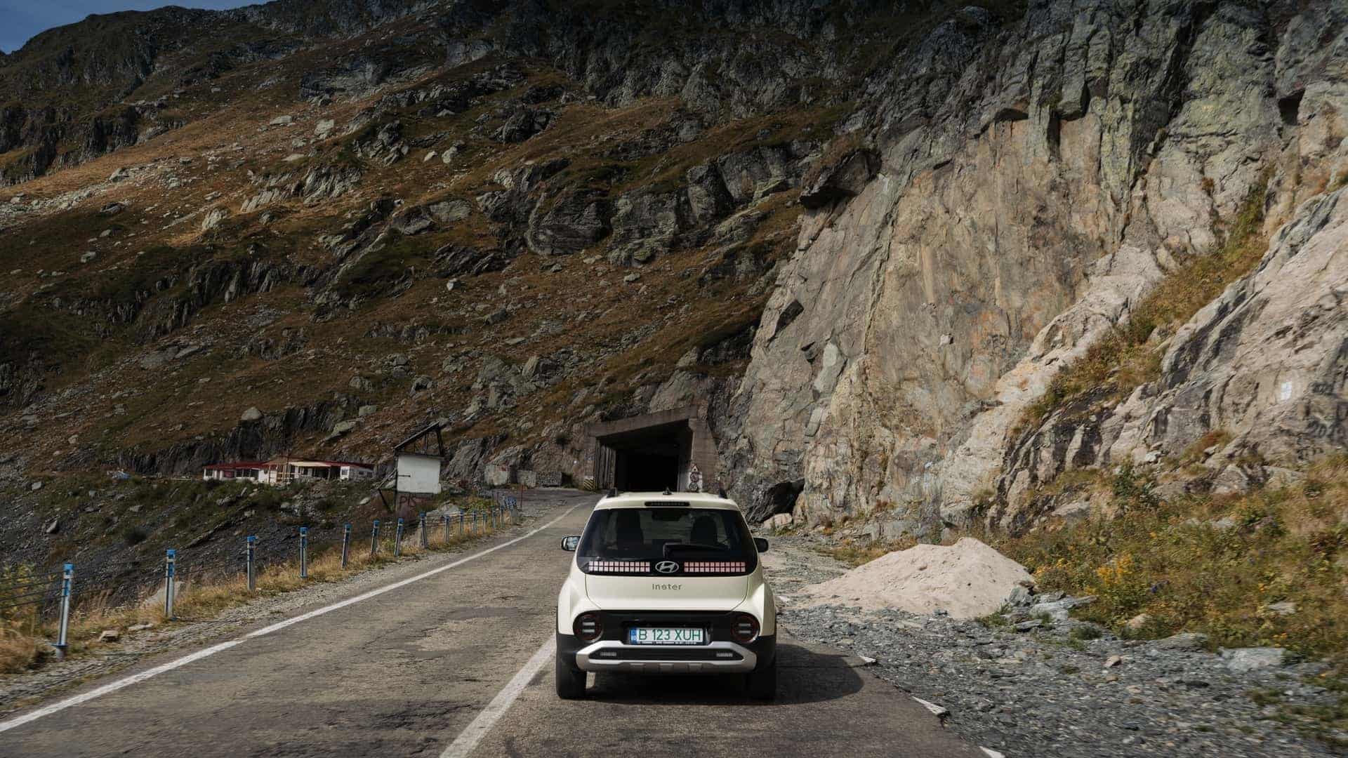 Hyundai Inster: Το μικρό ηλεκτρικό που σε κάνει να χαμογελάς ακόμα και στις... Άλπεις