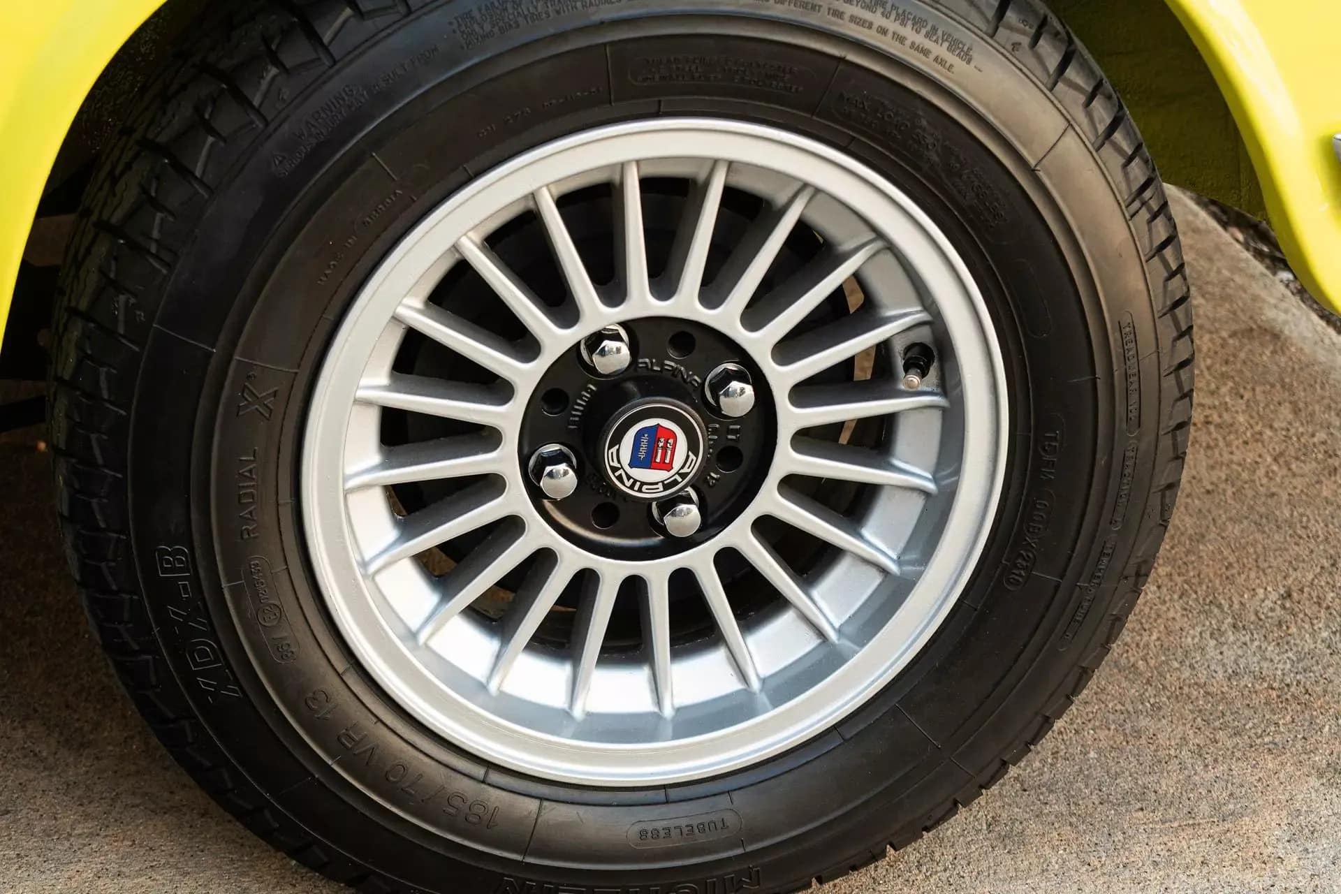 Μια κλασσική «μπέμπα» 2002 φόρεσε «καρδιά» Tesla και μπήκε στη πρίζα! <p data-wpview-marker=