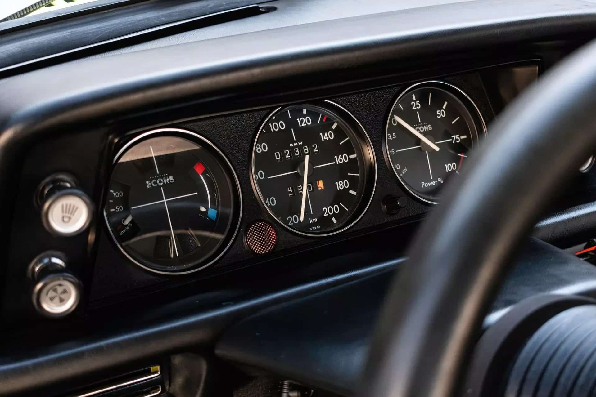 Μια κλασσική «μπέμπα» 2002 φόρεσε «καρδιά» Tesla και μπήκε στη πρίζα! <p data-wpview-marker=