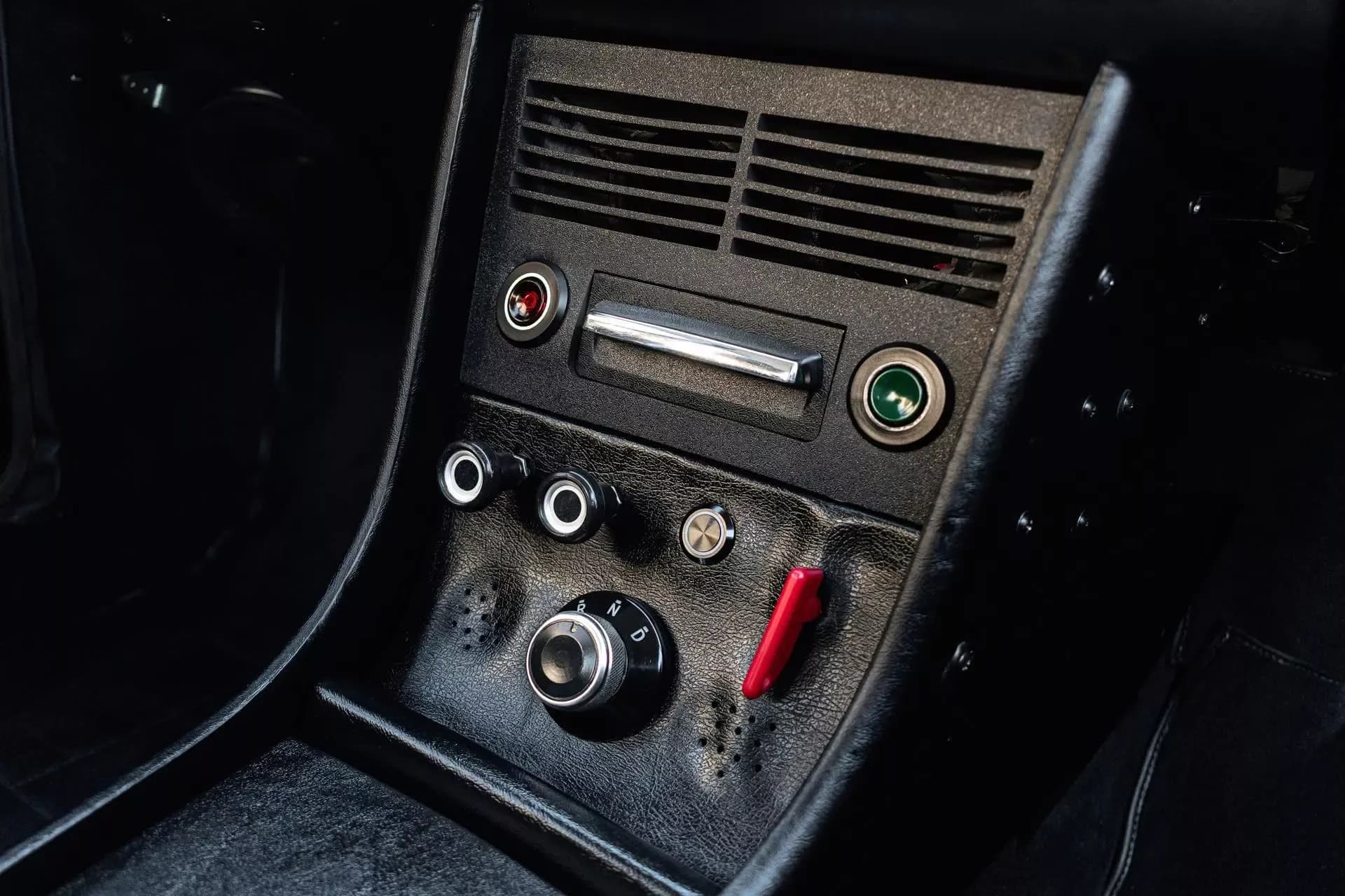 Μια κλασσική «μπέμπα» 2002 φόρεσε «καρδιά» Tesla και μπήκε στη πρίζα! <p data-wpview-marker=