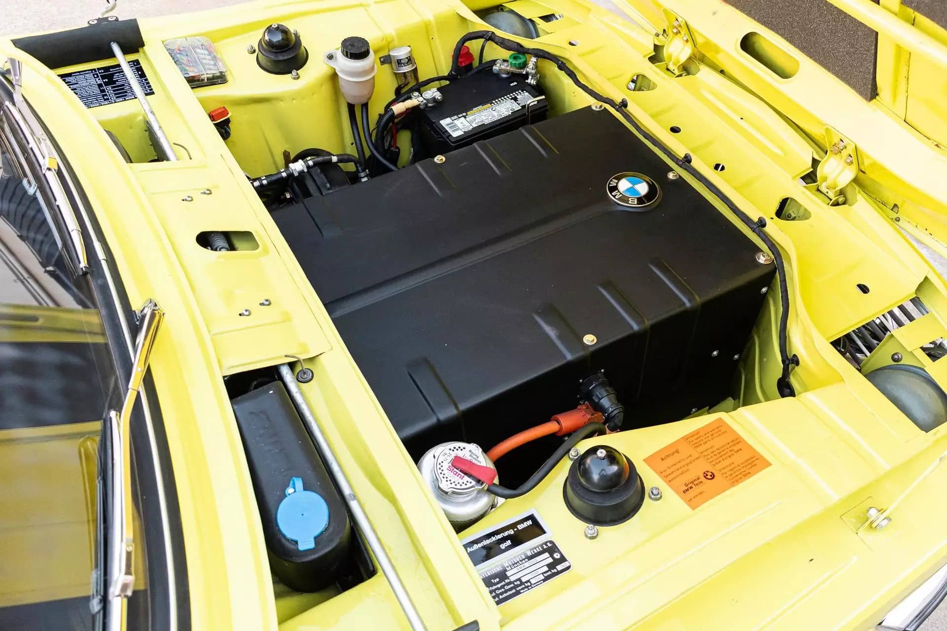 Μια κλασσική «μπέμπα» 2002 φόρεσε «καρδιά» Tesla και μπήκε στη πρίζα! <p data-wpview-marker=